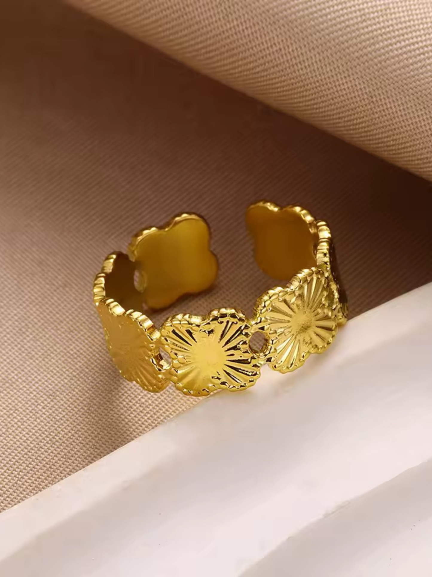 VENERA CLOVER BAND RING